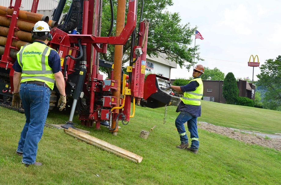 Taking soil samples with the CompactRotoSonic drilling rig
