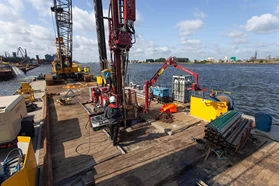 使用 SRS-ML 声波钻机从驳船上采集沉积物样本。