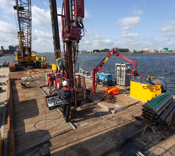 Taking sediment samples from a barge using the SRS-ML sonic drilling rig.