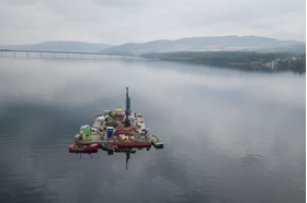 挪威 Mj?sa 湖上带有声波钻机的驳船的美丽照片