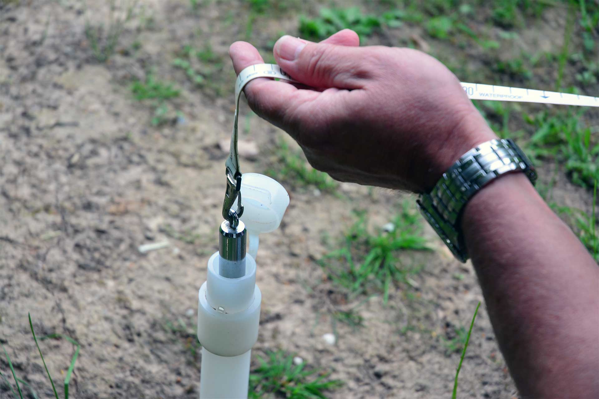 Using the water level meter