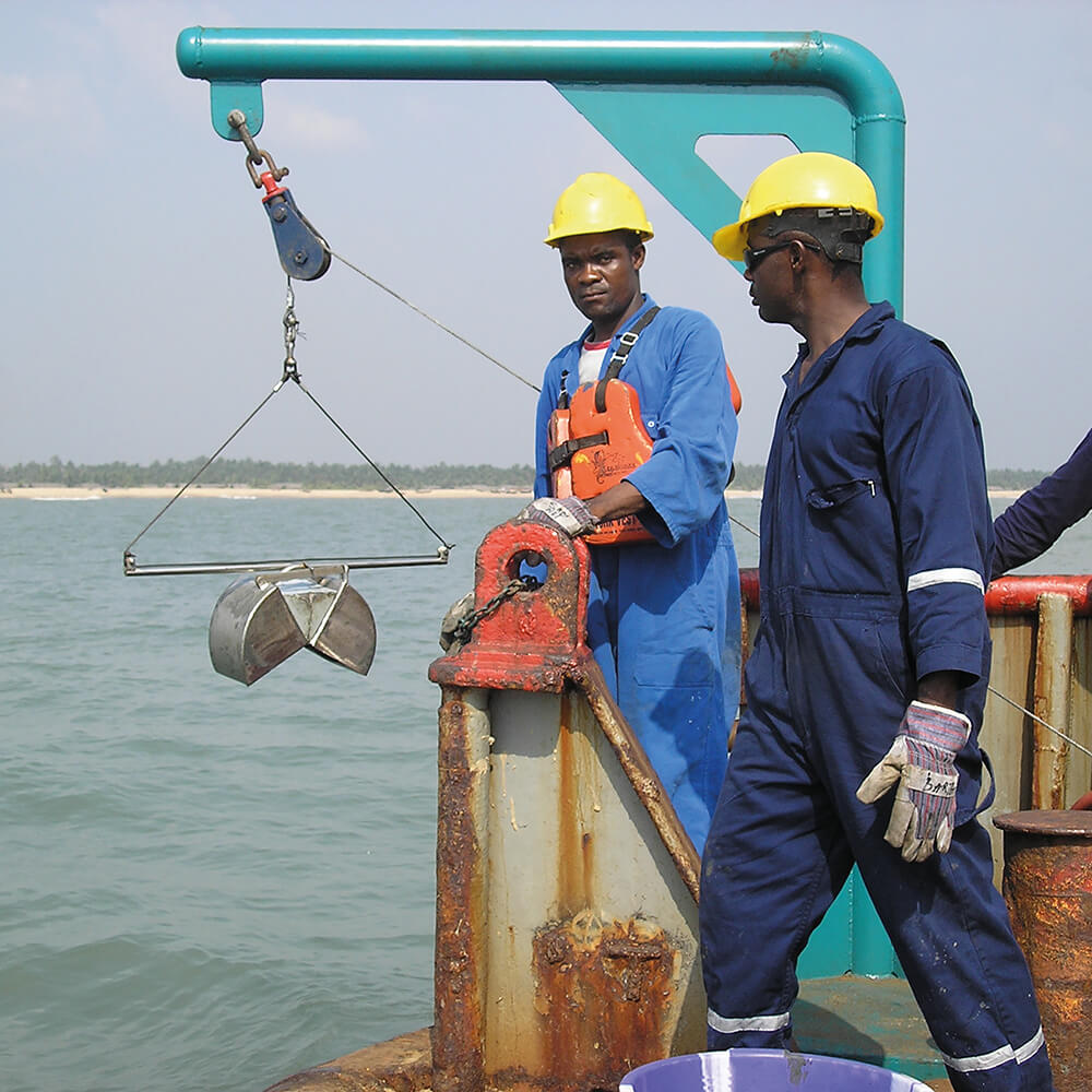 Using the Van Veen grab sediment sampler