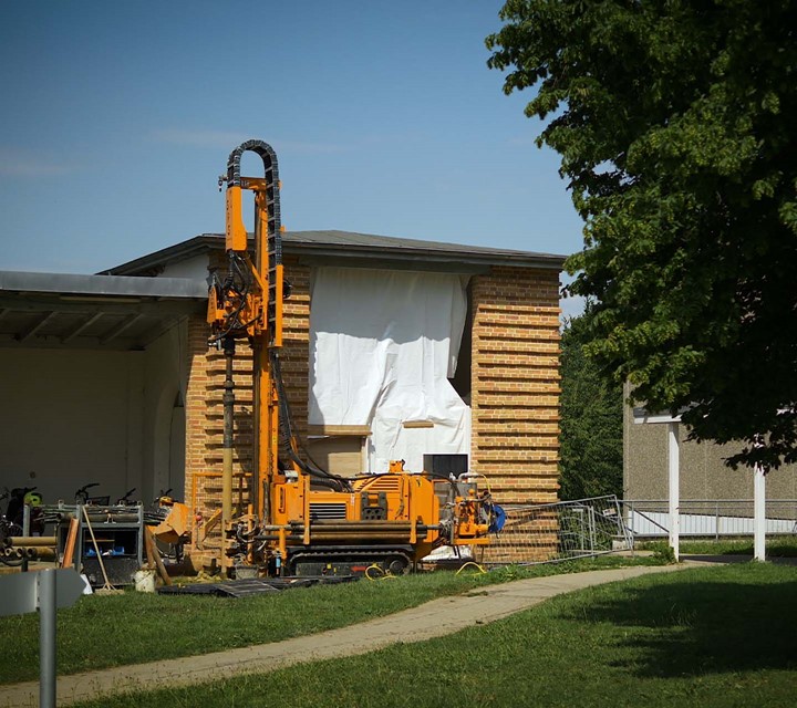 The sonic drilling rig of the German engineering company Ulrich Geotechnik