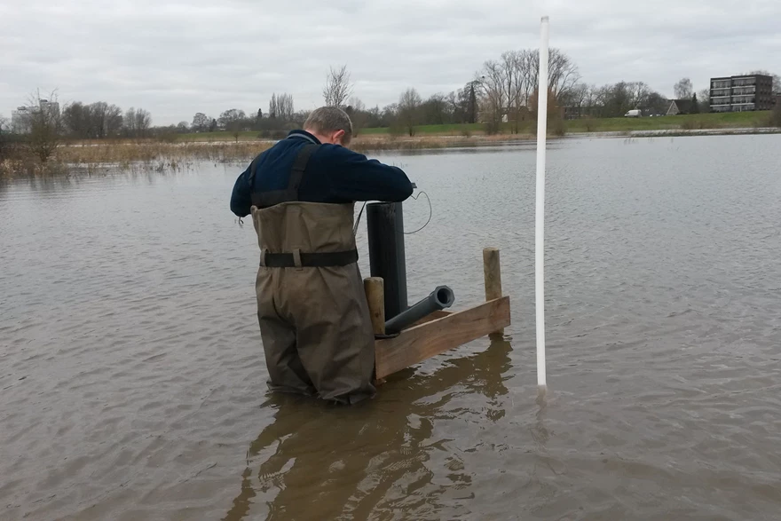 De peilbuizen worden verhoogd bij hoogwater