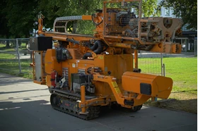 The sonic drilling rig of Ulrich Geotechnik in transport modus