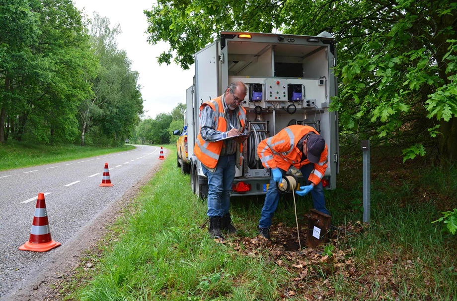 Taking samples at the groundwater quality monitoring network