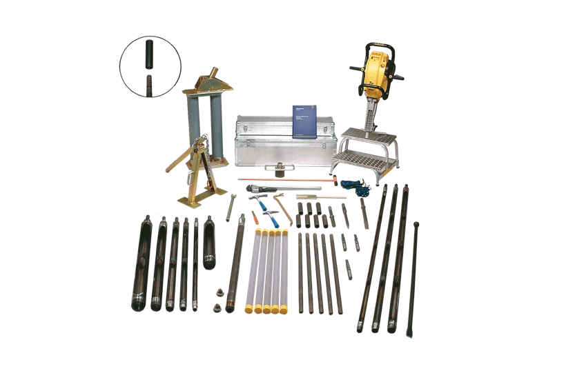Percussion drilling set for heterogeneous soils, with conical screw connection