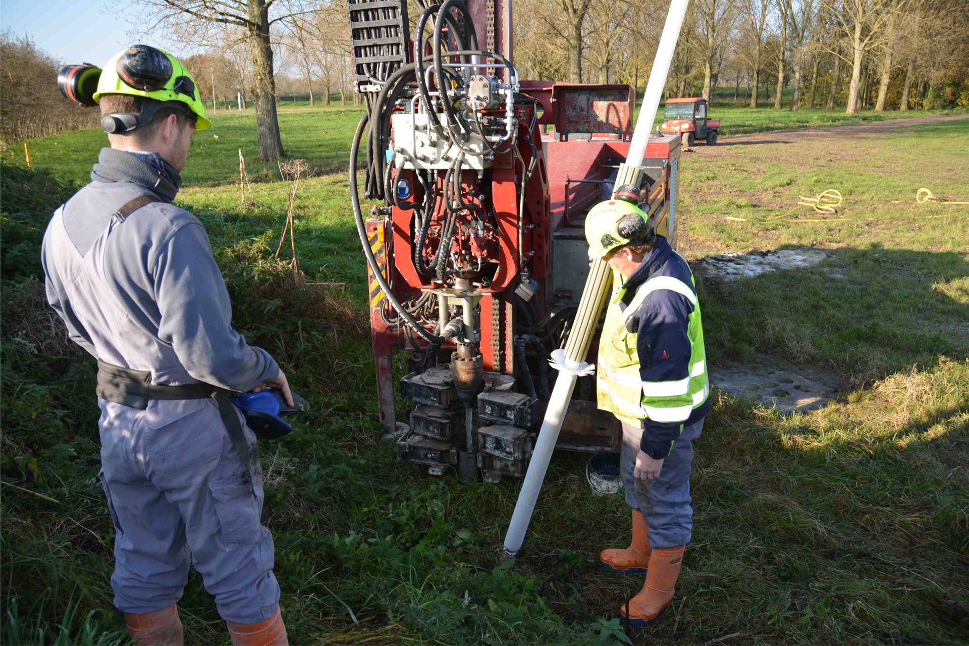 Installing a monitoring well in sonic drilling hole