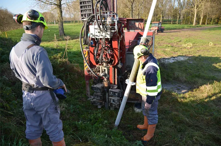 Installing a monitoring well in sonic drilling hole