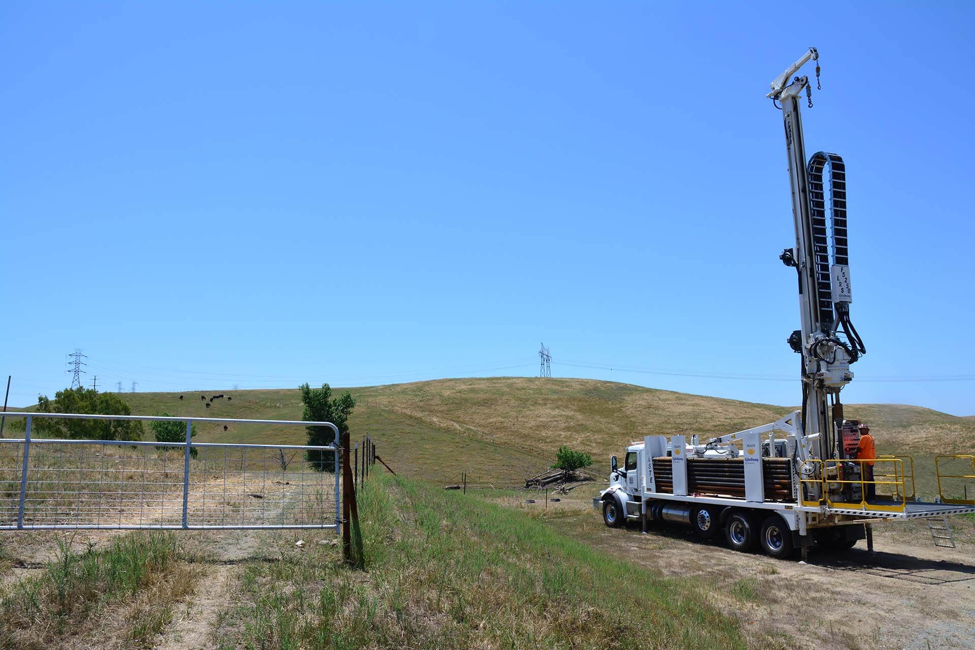 Drilling with the LRS FS250 sonic drilling rig of Gregg Drilling LLC