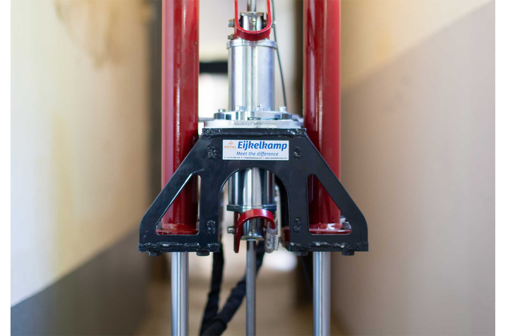 Parvus CPT35 pusher and clamp close-up 