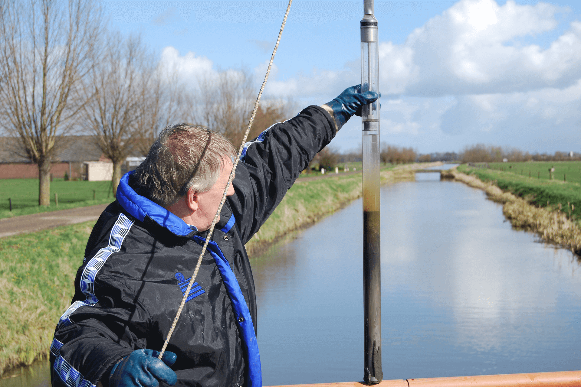 Rod-operated sediment core multisampler, use in the field