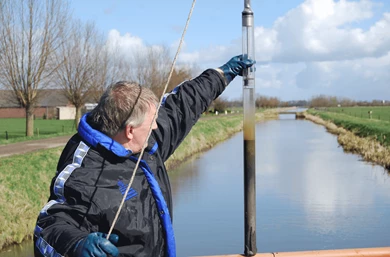 Rod-operated sediment core multisampler, use in the field